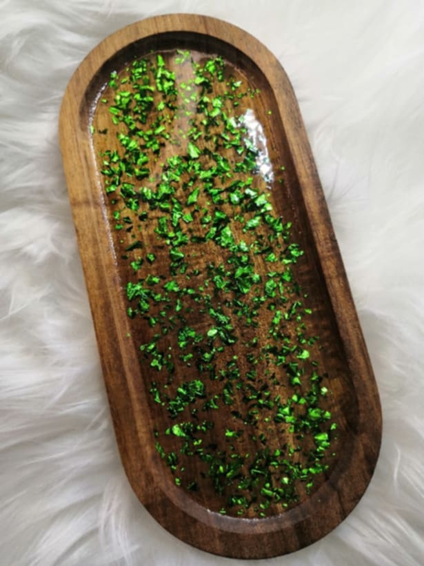 Vide-poche ovale bois & résine – Feuilles d’or incrustées