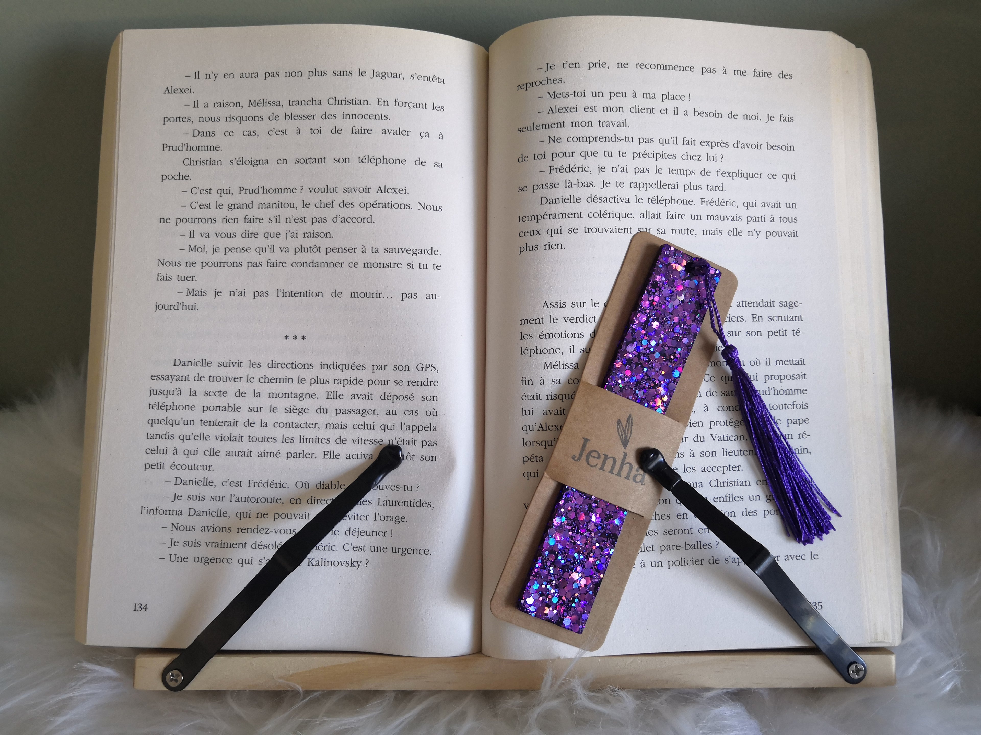 Marque page violet à paillettes