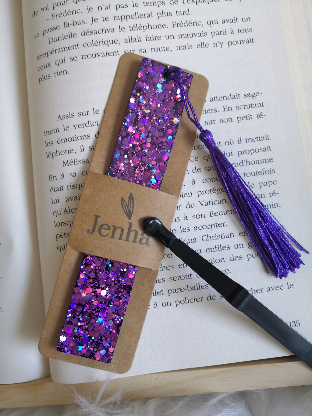 Marque page violet à paillettes