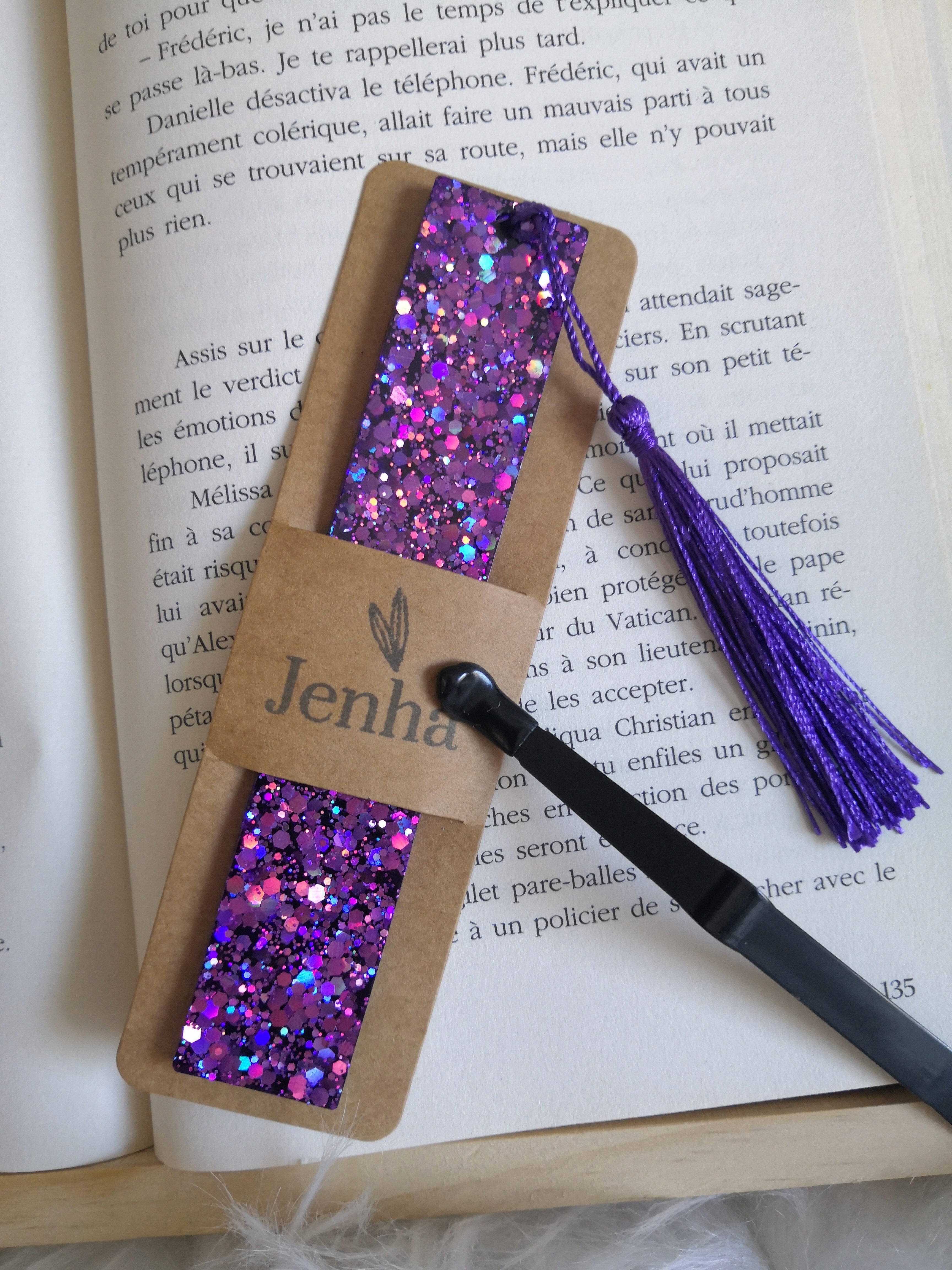 Marque page violet à paillettes