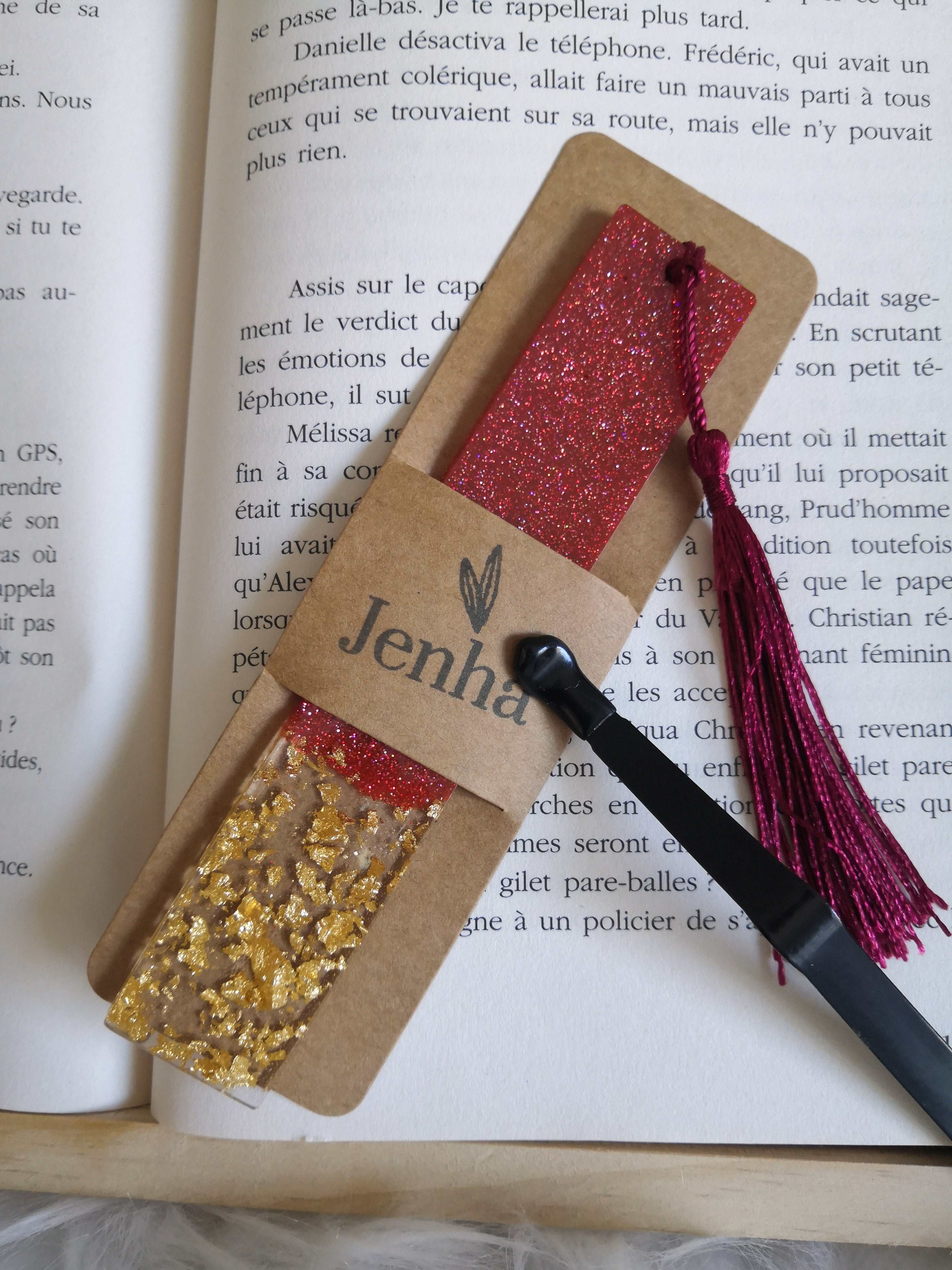 Marque page rouge à paillettes et feuilles d'or