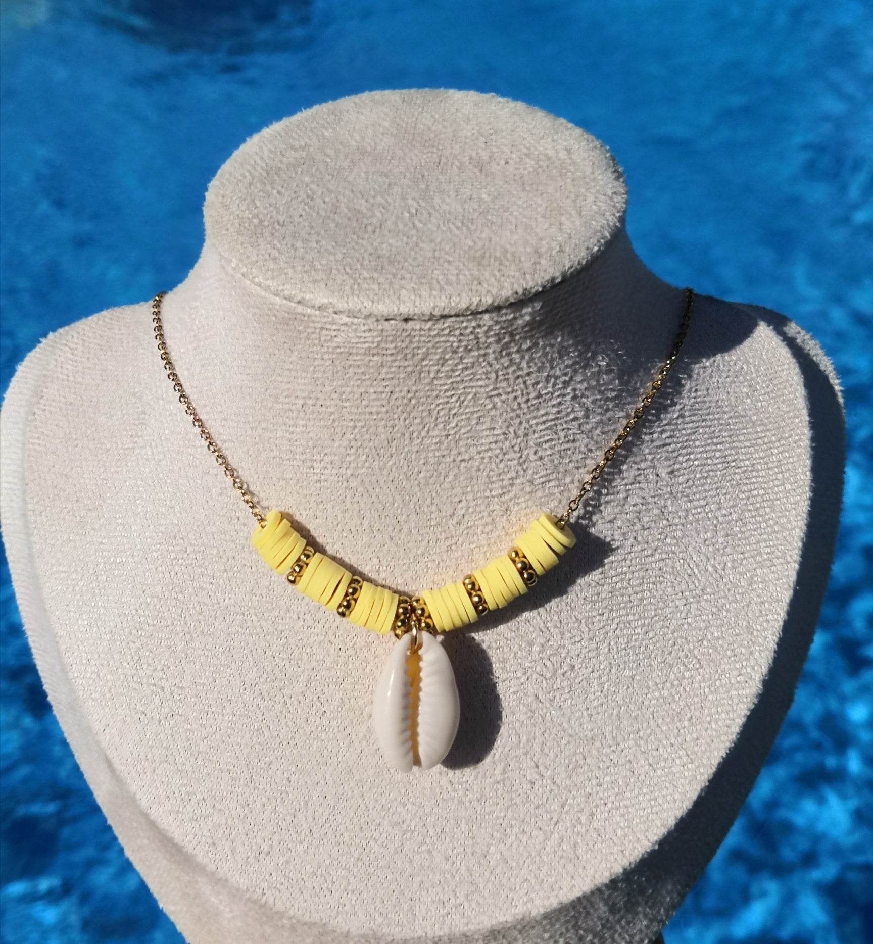 Collier coquillage jaune